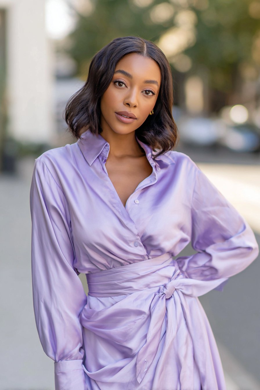 Fliederfarbenes Satin-Kleid mit glänzender Optik